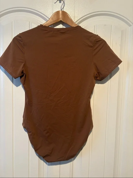 SKIMS Chocolate Brown Short Sleeve Bodysuit - Picture 5 of 5